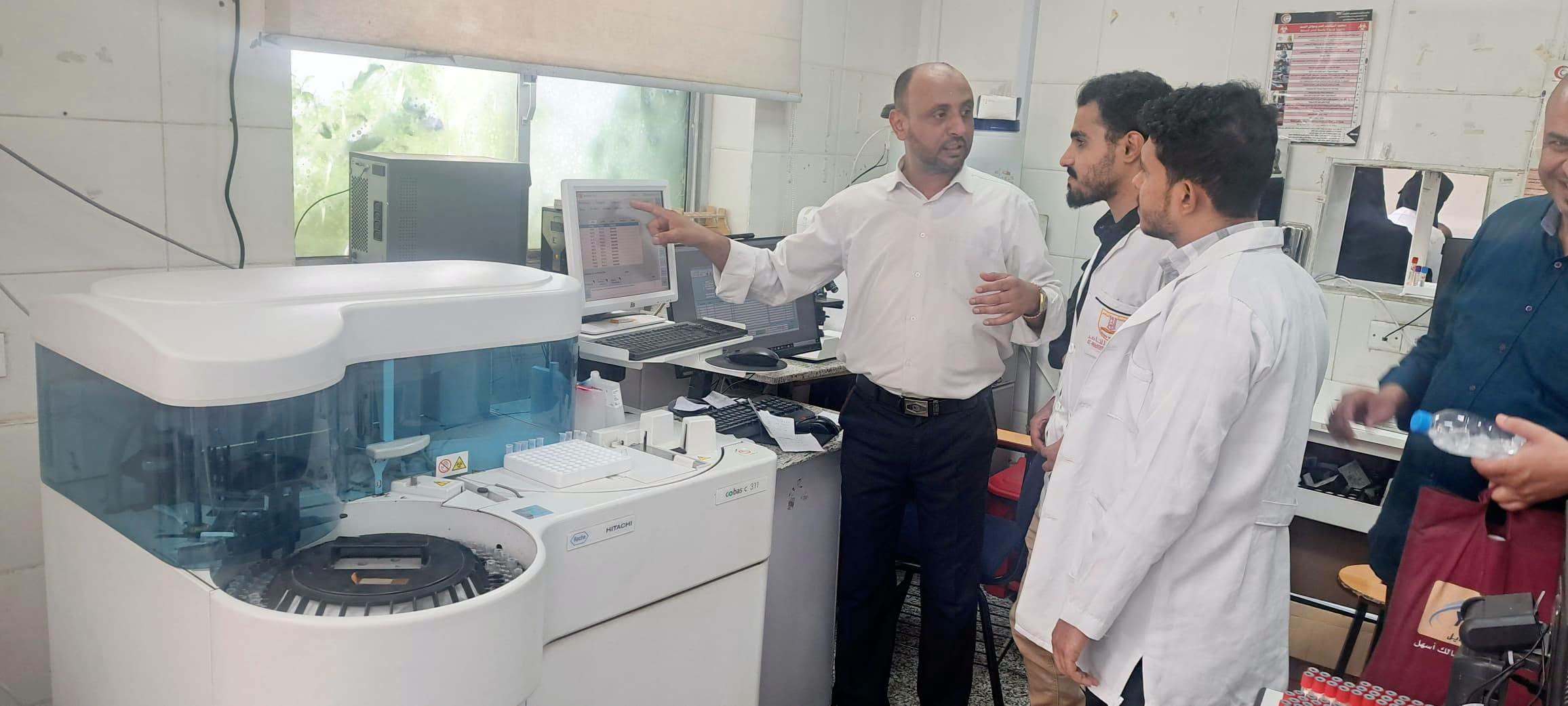 طلاب قسم المختبرات الطبية بجامعة الناصر يجرون فحوصات عملية داخل مختبرات المستشفى الجمهوري.