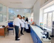 طلاب قسم المختبرات الطبية بجامعة الناصر يجرون فحوصات عملية داخل مختبرات المستشفى الجمهوري.