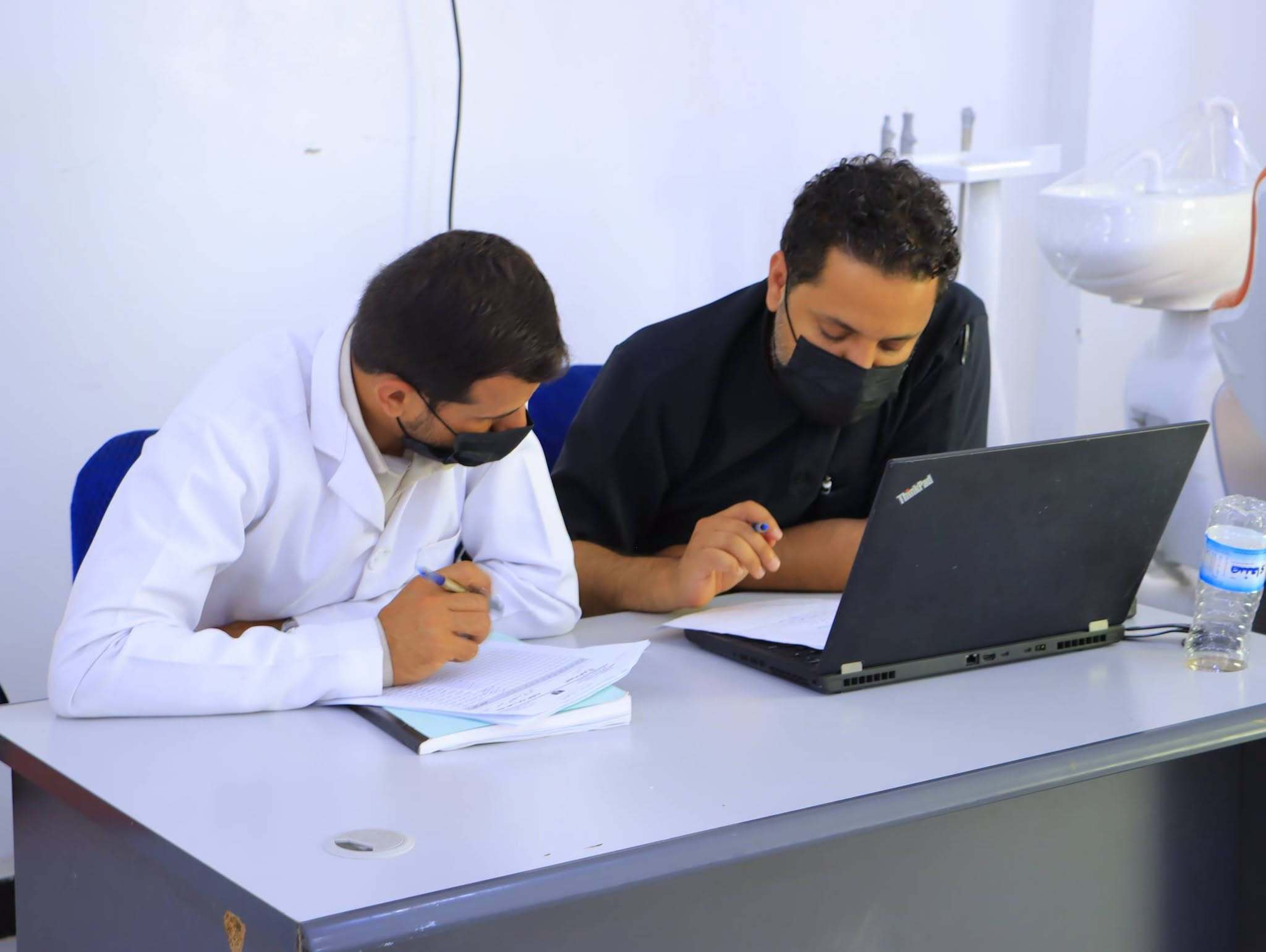 كلية طب الأسنان - جامعة الناصر تواصل التدريب السريري لطلاب المستوى الخامس. تقدم العيادات خدمات تشخيصية وعلاجية مجانية لخدمة المجتمع اليمني.