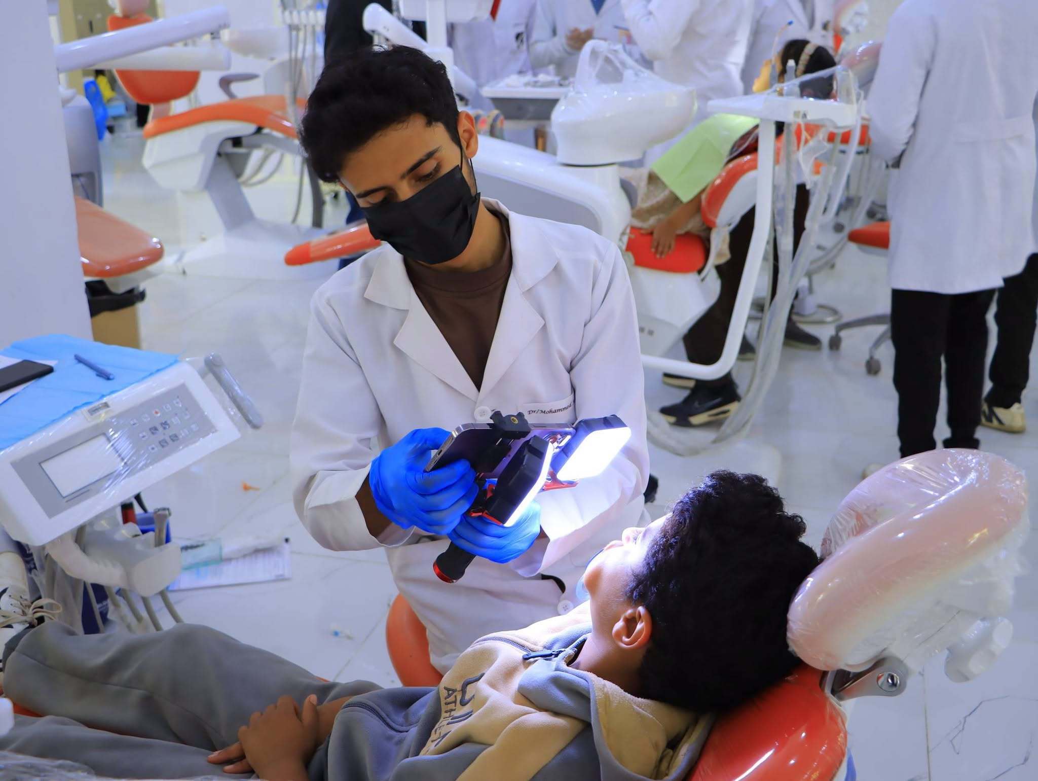 كلية طب الأسنان - جامعة الناصر تواصل التدريب السريري لطلاب المستوى الخامس. تقدم العيادات خدمات تشخيصية وعلاجية مجانية لخدمة المجتمع اليمني.