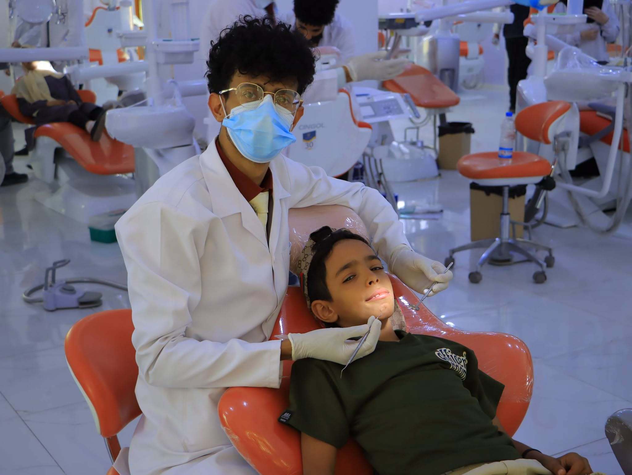 كلية طب الأسنان - جامعة الناصر تواصل التدريب السريري لطلاب المستوى الخامس. تقدم العيادات خدمات تشخيصية وعلاجية مجانية لخدمة المجتمع اليمني.