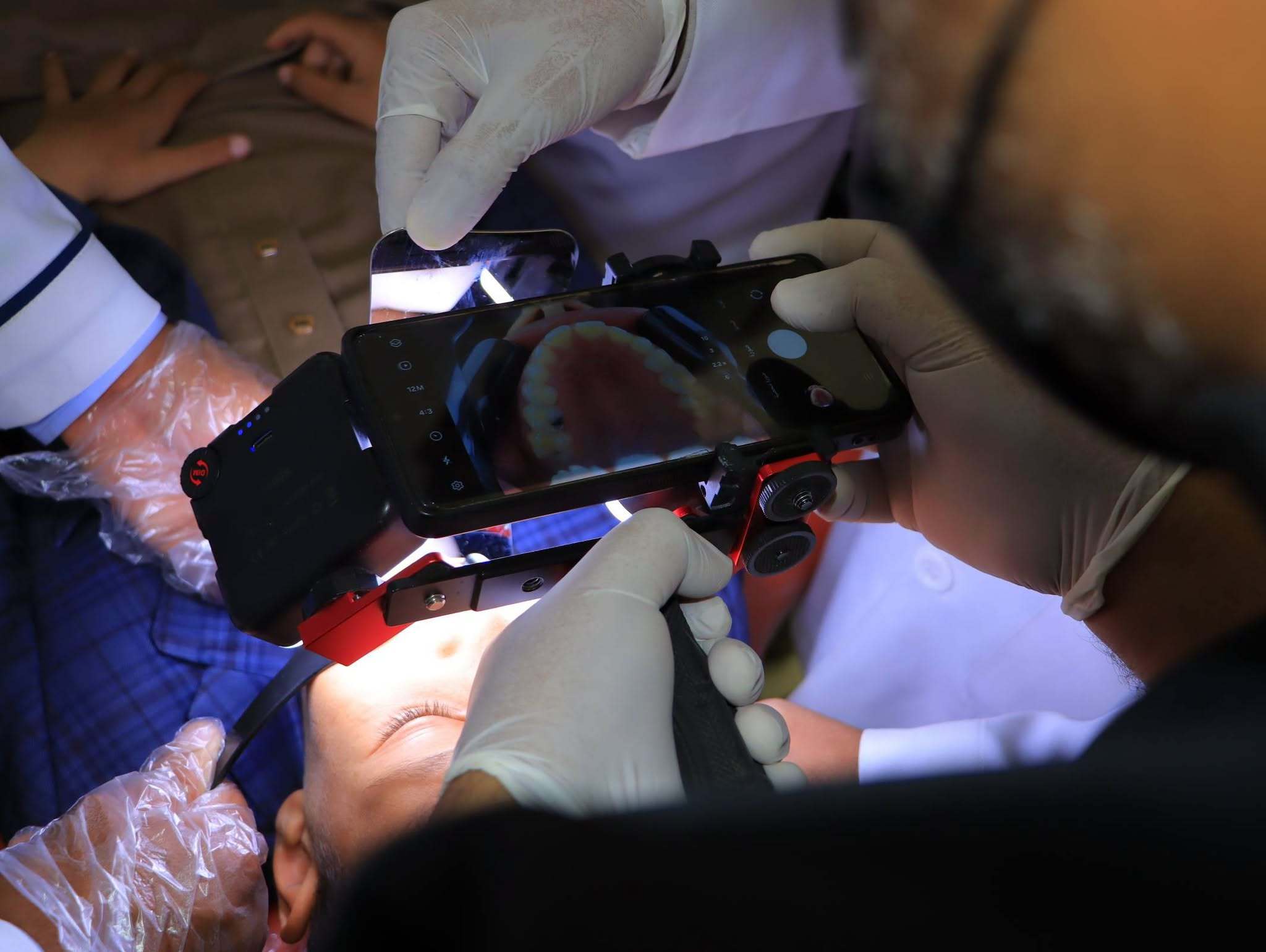 كلية طب الأسنان - جامعة الناصر تواصل التدريب السريري لطلاب المستوى الخامس. تقدم العيادات خدمات تشخيصية وعلاجية مجانية لخدمة المجتمع اليمني.