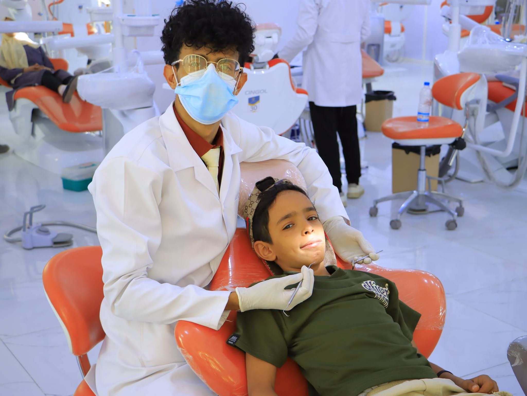 كلية طب الأسنان - جامعة الناصر تواصل التدريب السريري لطلاب المستوى الخامس. تقدم العيادات خدمات تشخيصية وعلاجية مجانية لخدمة المجتمع اليمني.