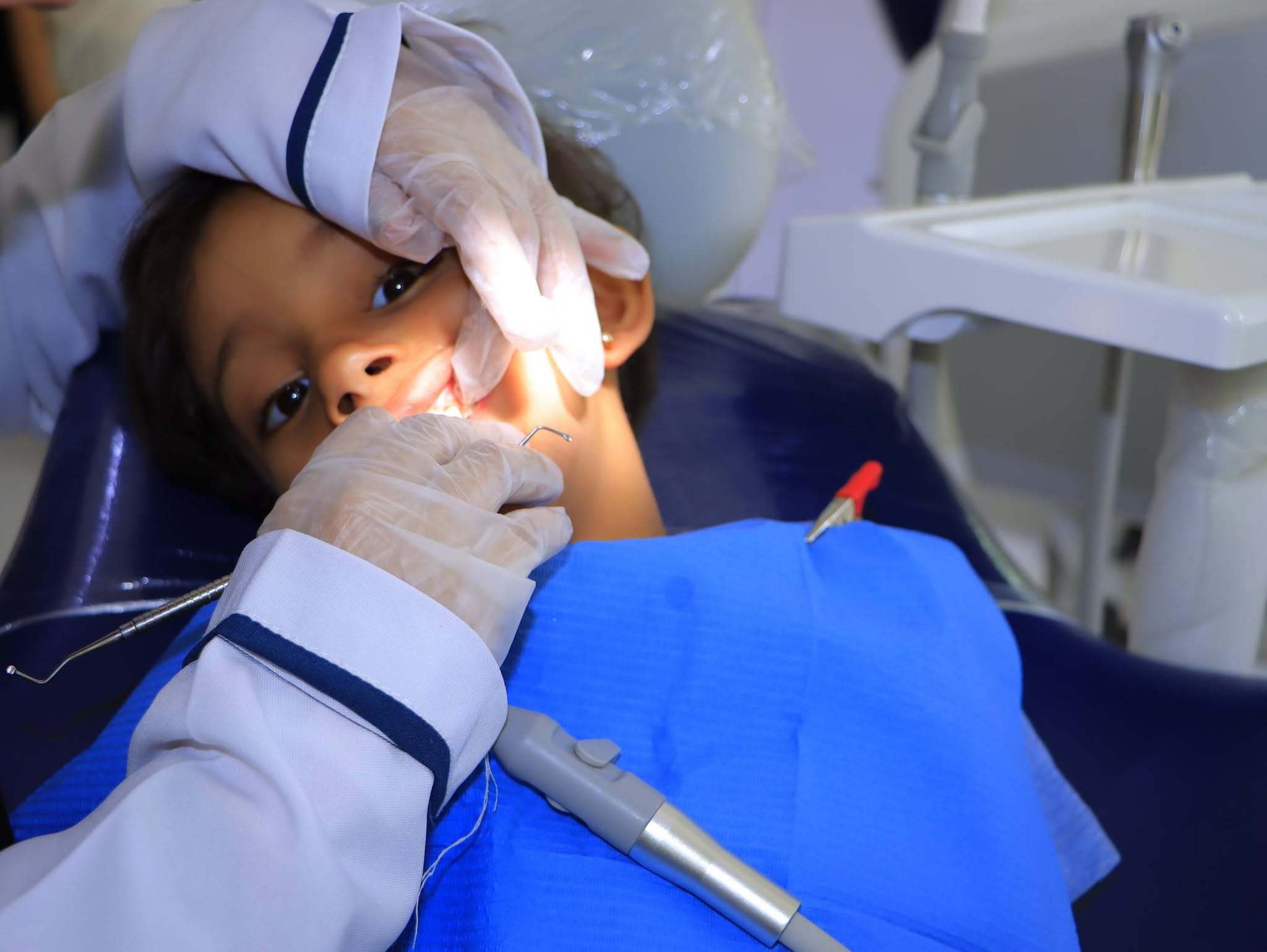 كلية طب الأسنان - جامعة الناصر تواصل التدريب السريري لطلاب المستوى الخامس. تقدم العيادات خدمات تشخيصية وعلاجية مجانية لخدمة المجتمع اليمني.