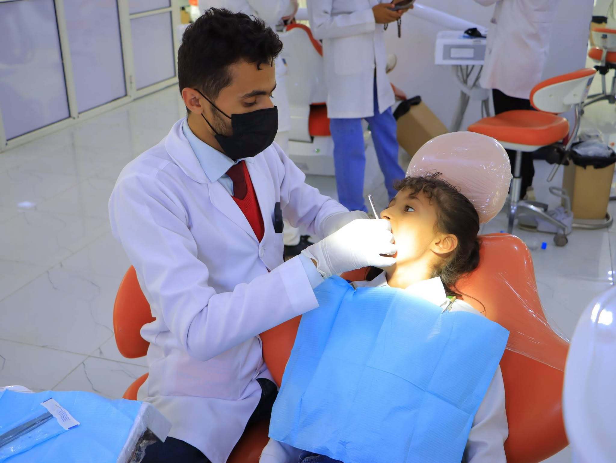 كلية طب الأسنان - جامعة الناصر تواصل التدريب السريري لطلاب المستوى الخامس. تقدم العيادات خدمات تشخيصية وعلاجية مجانية لخدمة المجتمع اليمني.