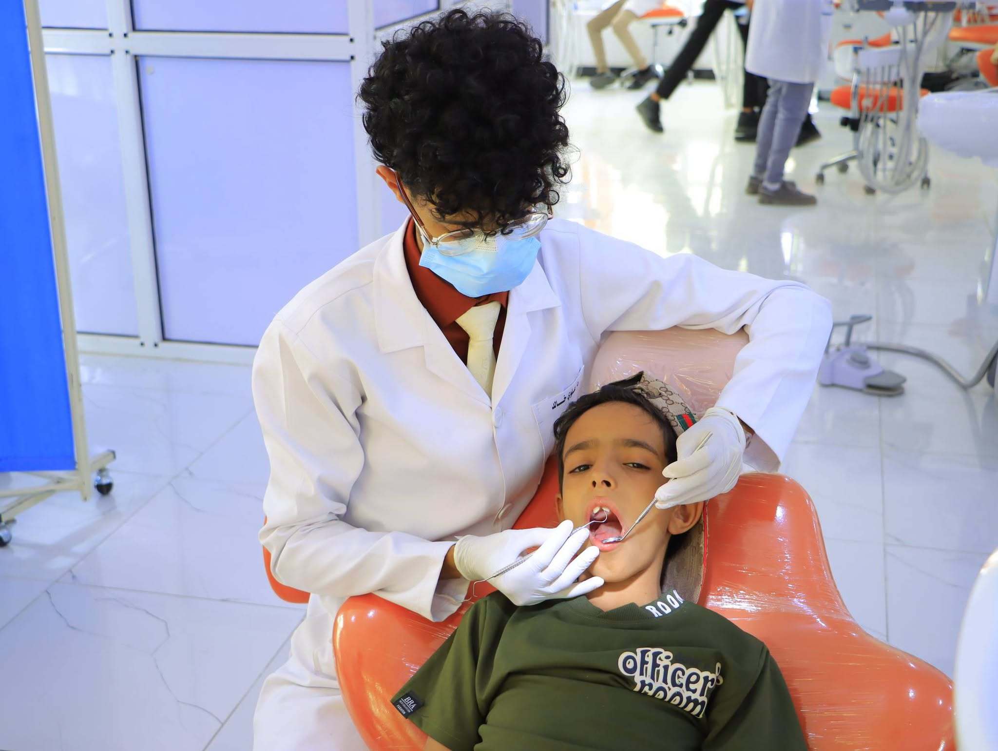 كلية طب الأسنان - جامعة الناصر تواصل التدريب السريري لطلاب المستوى الخامس. تقدم العيادات خدمات تشخيصية وعلاجية مجانية لخدمة المجتمع اليمني.