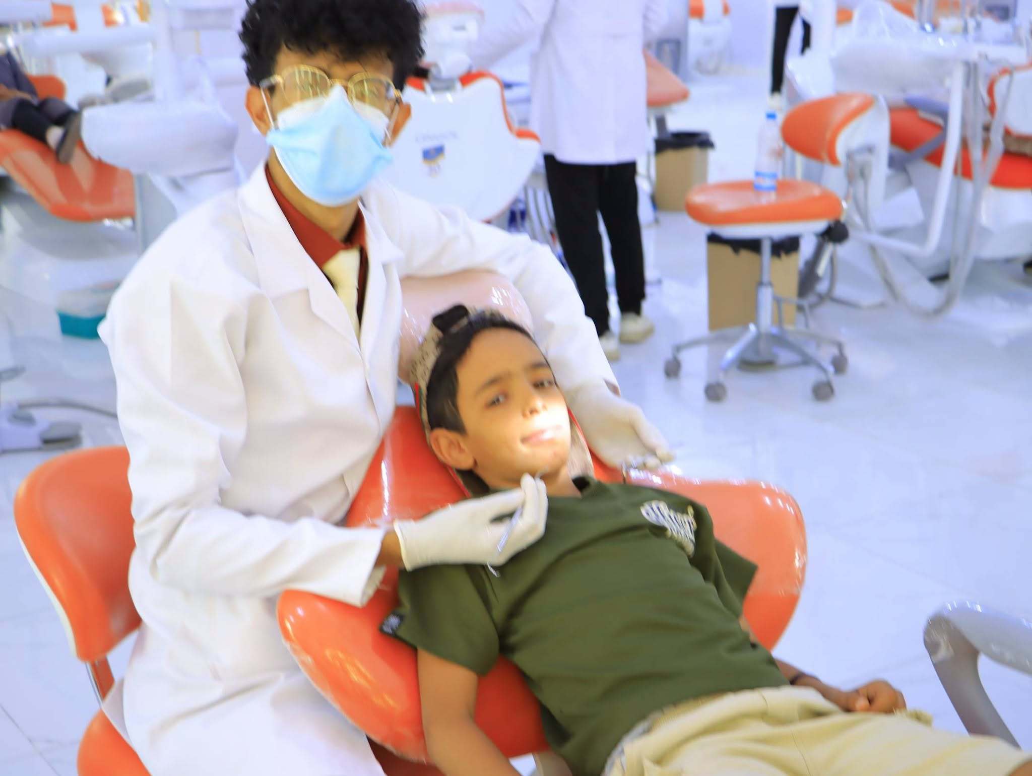 كلية طب الأسنان - جامعة الناصر تواصل التدريب السريري لطلاب المستوى الخامس. تقدم العيادات خدمات تشخيصية وعلاجية مجانية لخدمة المجتمع اليمني.