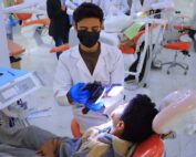 كلية طب الأسنان - جامعة الناصر تواصل التدريب السريري لطلاب المستوى الخامس. تقدم العيادات خدمات تشخيصية وعلاجية مجانية لخدمة المجتمع اليمني.