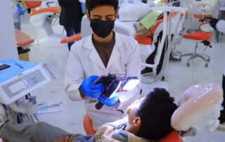 كلية طب الأسنان - جامعة الناصر تواصل التدريب السريري لطلاب المستوى الخامس. تقدم العيادات خدمات تشخيصية وعلاجية مجانية لخدمة المجتمع اليمني.