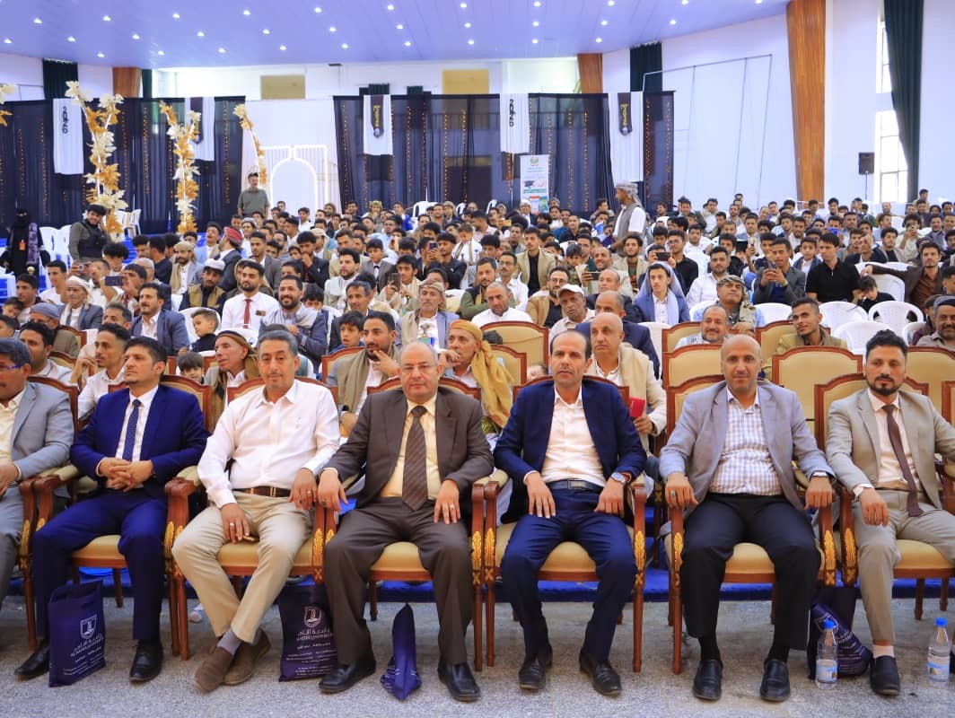 تكريم خريجي كلية العلوم الإدارية والمالية بجامعة الناصر بحضور رئيس الجامعة وعميد الكلية.