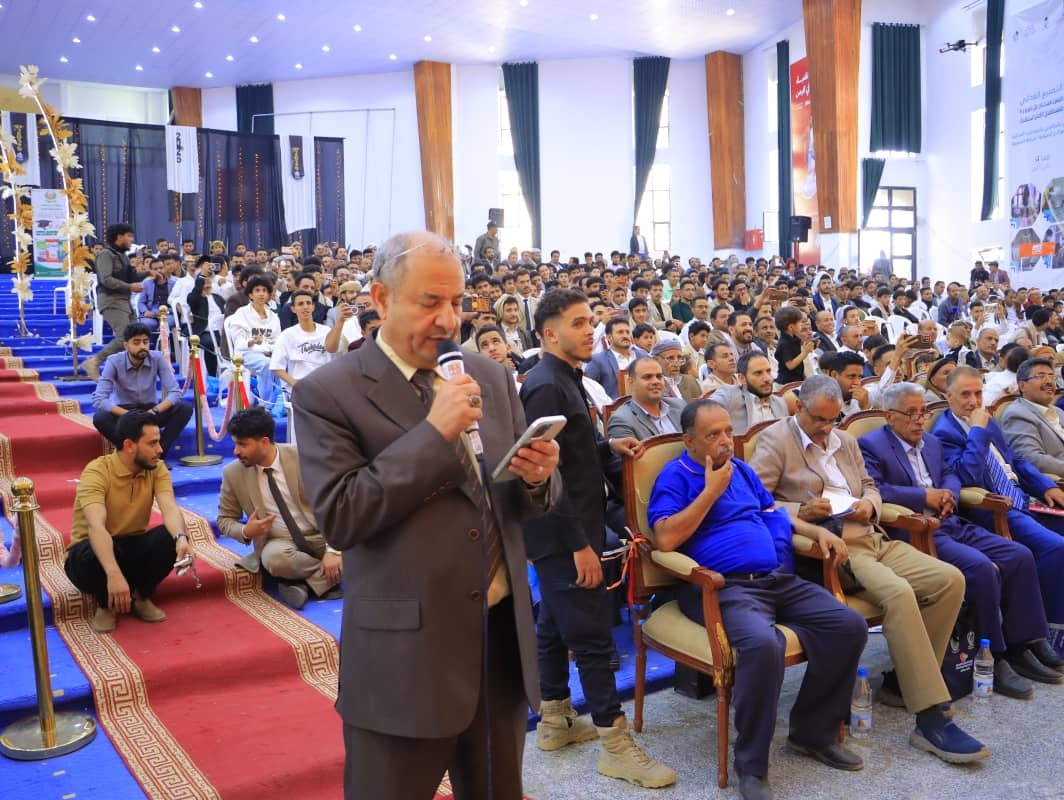 تكريم خريجي كلية العلوم الإدارية والمالية بجامعة الناصر بحضور رئيس الجامعة وعميد الكلية.
