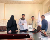 طلبة تقنية المعلومات بجامعة الناصر في زيارة ميدانية إلى مصلحة الدفاع المدني لتعزيز الخبرة التطبيقية في إطار حرص جامعة الناصر على تعزيز الجانب التطبيقي في العملية التعليمية، وربط المعرفة الأكاديمية بالواقع المهني، نفّذ طلبة قسم تقنية المعلومات بكلية الهندسة وعلوم الحاسوب زيارة ميدانية تدريبية إلى مصلحة الدفاع المدني، للاطلاع على طبيعة العمل التقني ودور أنظمة المعلومات والاتصالات في دعم عمليات الاستجابة للطوارئ وإدارة البلاغات. وكان في استقبال وفد الجامعة العميد فضل الصعدي، وكيل المصلحة، والعقيد خالد الشراعي، مدير العلاقات في مصلحة الدفاع المدني، إلى جانب الفندم نبيل الحيدري من غرفة العمليات، والفندم سامي الكوكباني من قسم التنسيق، حيث رحّبوا بالطلبة وقدموا لهم شرحًا حول طبيعة العمل والمهام التي تضطلع بها المصلحة. وخلال الزيارة، اطّلع الطلبة على غرفة العمليات وآليات استقبال البلاغات والتنسيق والاستجابة للحالات الطارئة، وتعرفوا على الجوانب التقنية والتنظيمية المرتبطة بإدارة المعلومات والاتصالات، بما يمنحهم تصورًا عمليًا عن توظيف تخصصهم في المؤسسات والقطاعات الحيوية. ورافق الطلبة خلال الزيارة امين عام الجامعة الاستاذ سليم السري و الدكتور قيس النزيلي، رئيس قسم تقنية المعلومات، والأستاذة ياسمين الخليدي، المشرف الأكاديمي بالقسم، في تأكيد على اهتمام الجامعة بمتابعة الطلبة وتعزيز استفادتهم من الزيارات والأنشطة التدريبية الميدانية. وفي ختام الزيارة، قامت جامعة الناصر بتسليم قيادة مصلحة الدفاع المدني شهادة تقديرية ودرعًا تذكاريًا، تعبيرًا عن تقدير الجامعة وامتنانها لتعاون المصلحة وحسن استقبال الطلبة، وما قدمته من دعم وإتاحة الفرصة أمامهم للتعرف على بيئة العمل الميداني والاطلاع على طبيعة المهام والعمليات المرتبطة بالمصلحة. وتأتي هذه الزيارة ضمن توجه جامعة الناصر إلى تقديم تجربة تعليمية تتجاوز حدود القاعات الدراسية، وتمنح الطلبة فرصة للمشاهدة والتطبيق واكتساب الخبرة من بيئة العمل الحقيقية، بما يسهم في تطوير مهاراتهم التقنية والمهنية ورفع جاهزيتهم للانخراط في سوق العمل بعد التخرج. وتؤكد الجامعة أن مثل هذه الزيارات تمثل امتدادًا عمليًا للمقررات الدراسية، وتمنح طلبة تقنية المعلومات فرصة للتعرف على التحديات التقنية الواقعية واحتياجات المؤسسات، بما يعزز قدرتهم على تحويل المعرفة الأكاديمية إلى حلول وممارسات عملية تخدم المجتمع. جامعة الناصر.. نعلّم المعرفة، ونصنع الخبرة، ونؤهل كوادر قادرة على صناعة المستقبل.
