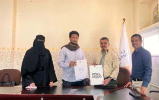 طلبة تقنية المعلومات بجامعة الناصر في زيارة ميدانية إلى مصلحة الدفاع المدني لتعزيز الخبرة التطبيقية في إطار حرص جامعة الناصر على تعزيز الجانب التطبيقي في العملية التعليمية، وربط المعرفة الأكاديمية بالواقع المهني، نفّذ طلبة قسم تقنية المعلومات بكلية الهندسة وعلوم الحاسوب زيارة ميدانية تدريبية إلى مصلحة الدفاع المدني، للاطلاع على طبيعة العمل التقني ودور أنظمة المعلومات والاتصالات في دعم عمليات الاستجابة للطوارئ وإدارة البلاغات. وكان في استقبال وفد الجامعة العميد فضل الصعدي، وكيل المصلحة، والعقيد خالد الشراعي، مدير العلاقات في مصلحة الدفاع المدني، إلى جانب الفندم نبيل الحيدري من غرفة العمليات، والفندم سامي الكوكباني من قسم التنسيق، حيث رحّبوا بالطلبة وقدموا لهم شرحًا حول طبيعة العمل والمهام التي تضطلع بها المصلحة. وخلال الزيارة، اطّلع الطلبة على غرفة العمليات وآليات استقبال البلاغات والتنسيق والاستجابة للحالات الطارئة، وتعرفوا على الجوانب التقنية والتنظيمية المرتبطة بإدارة المعلومات والاتصالات، بما يمنحهم تصورًا عمليًا عن توظيف تخصصهم في المؤسسات والقطاعات الحيوية. ورافق الطلبة خلال الزيارة امين عام الجامعة الاستاذ سليم السري و الدكتور قيس النزيلي، رئيس قسم تقنية المعلومات، والأستاذة ياسمين الخليدي، المشرف الأكاديمي بالقسم، في تأكيد على اهتمام الجامعة بمتابعة الطلبة وتعزيز استفادتهم من الزيارات والأنشطة التدريبية الميدانية. وفي ختام الزيارة، قامت جامعة الناصر بتسليم قيادة مصلحة الدفاع المدني شهادة تقديرية ودرعًا تذكاريًا، تعبيرًا عن تقدير الجامعة وامتنانها لتعاون المصلحة وحسن استقبال الطلبة، وما قدمته من دعم وإتاحة الفرصة أمامهم للتعرف على بيئة العمل الميداني والاطلاع على طبيعة المهام والعمليات المرتبطة بالمصلحة. وتأتي هذه الزيارة ضمن توجه جامعة الناصر إلى تقديم تجربة تعليمية تتجاوز حدود القاعات الدراسية، وتمنح الطلبة فرصة للمشاهدة والتطبيق واكتساب الخبرة من بيئة العمل الحقيقية، بما يسهم في تطوير مهاراتهم التقنية والمهنية ورفع جاهزيتهم للانخراط في سوق العمل بعد التخرج. وتؤكد الجامعة أن مثل هذه الزيارات تمثل امتدادًا عمليًا للمقررات الدراسية، وتمنح طلبة تقنية المعلومات فرصة للتعرف على التحديات التقنية الواقعية واحتياجات المؤسسات، بما يعزز قدرتهم على تحويل المعرفة الأكاديمية إلى حلول وممارسات عملية تخدم المجتمع. جامعة الناصر.. نعلّم المعرفة، ونصنع الخبرة، ونؤهل كوادر قادرة على صناعة المستقبل.