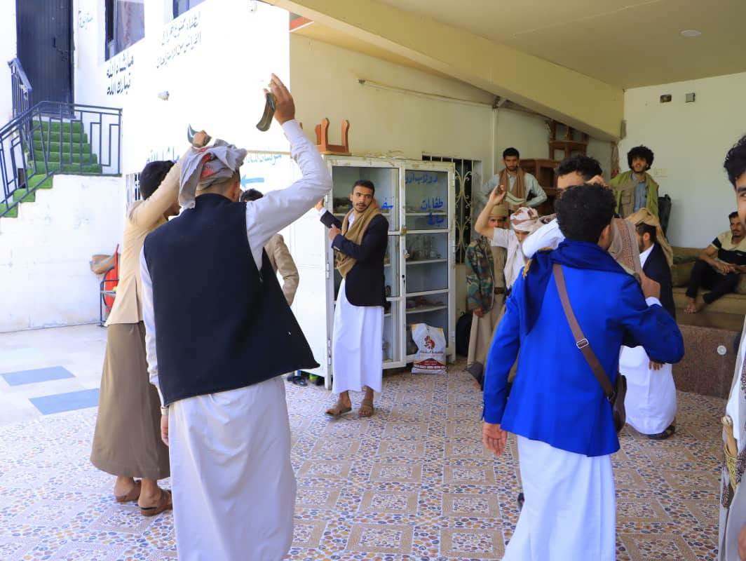 طلبة كلية العلوم الإدارية والمالية بجامعة الناصر خلال رحلة ترفيهية طلابية