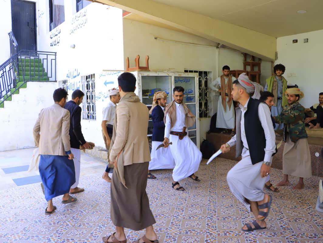 طلبة كلية العلوم الإدارية والمالية بجامعة الناصر خلال رحلة ترفيهية طلابية
