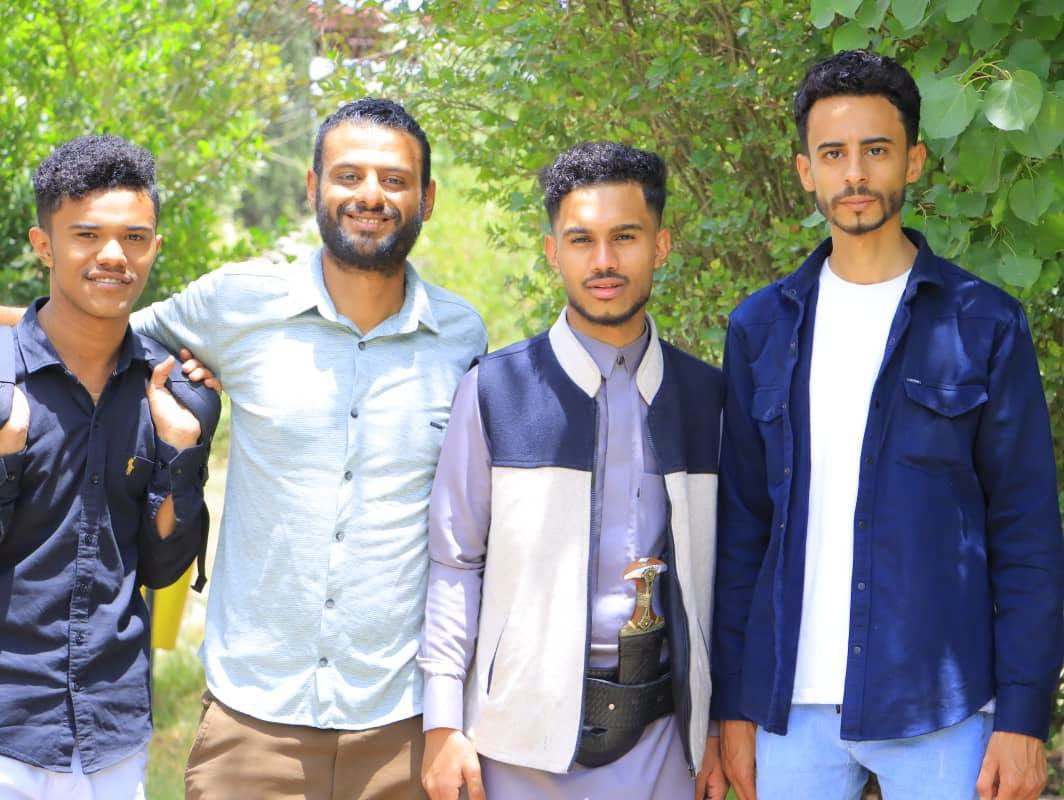 طلبة كلية العلوم الإدارية والمالية بجامعة الناصر خلال رحلة ترفيهية طلابية