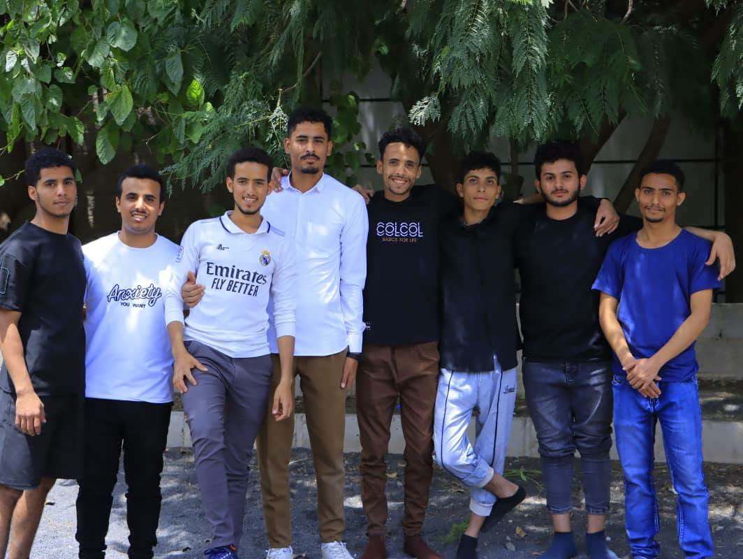 طلبة كلية العلوم الإدارية والمالية بجامعة الناصر خلال رحلة ترفيهية طلابية