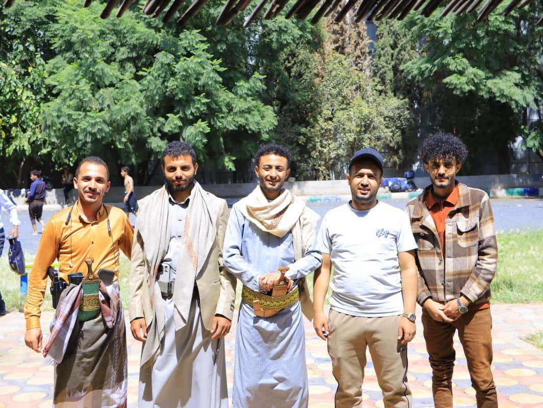 طلبة كلية العلوم الإدارية والمالية بجامعة الناصر خلال رحلة ترفيهية طلابية