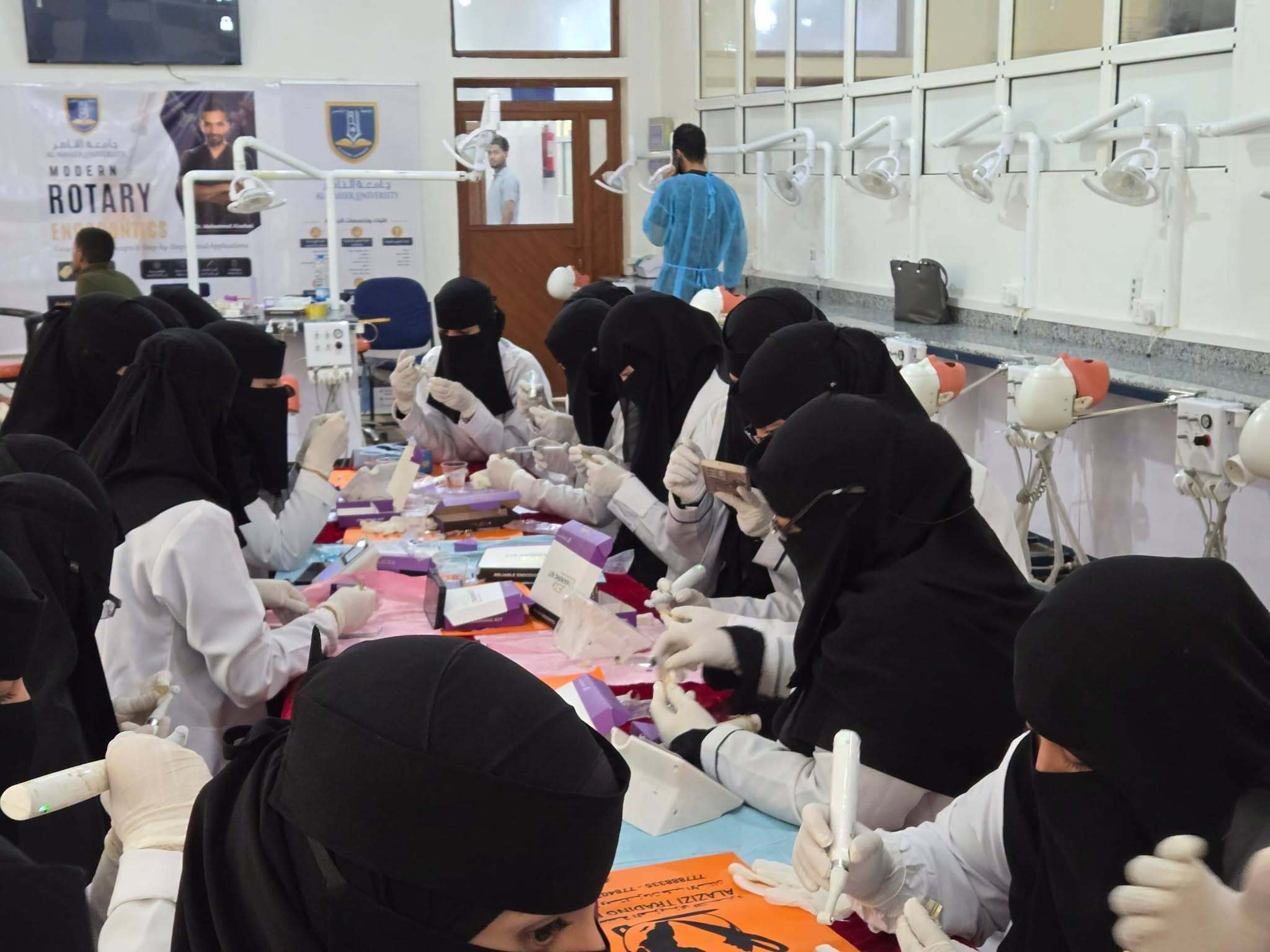 الجانب العملي من دورة Modern Rotary Endodontics في كلية طب الأسنان بجامعة الناصر